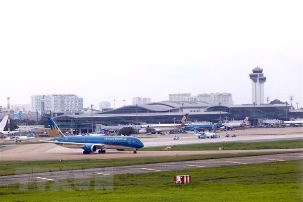 受第10号台风的影响 各家航空公司调整航班飞行时间 ảnh 1