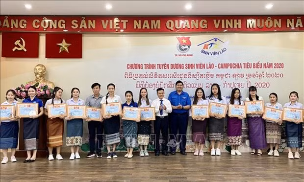 胡志明市对112名老挝和柬埔寨优秀大学生予以表彰 ảnh 1