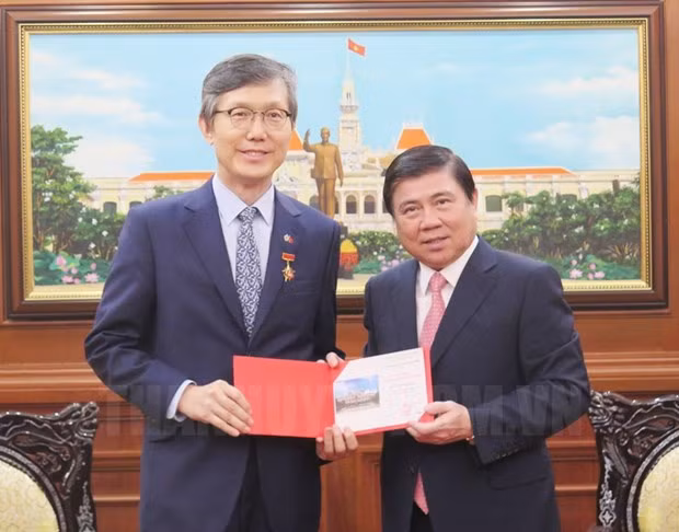 胡志明市领导会见前来辞行拜会的韩国总领事 ảnh 1