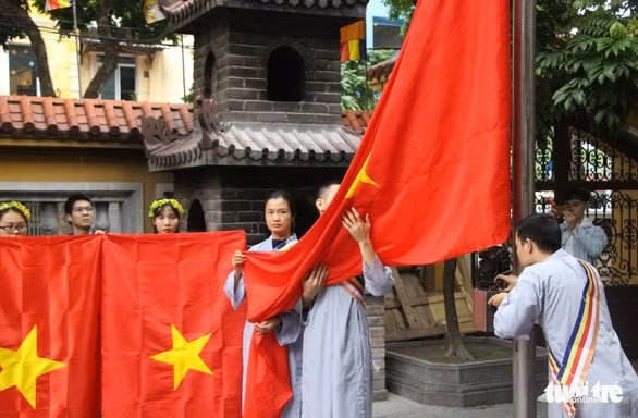 越南在各宗教场所发起悬挂国旗的运动 ảnh 1