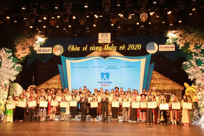 11·20越南教师节：63名优秀少数民族教师获表彰 ảnh 1