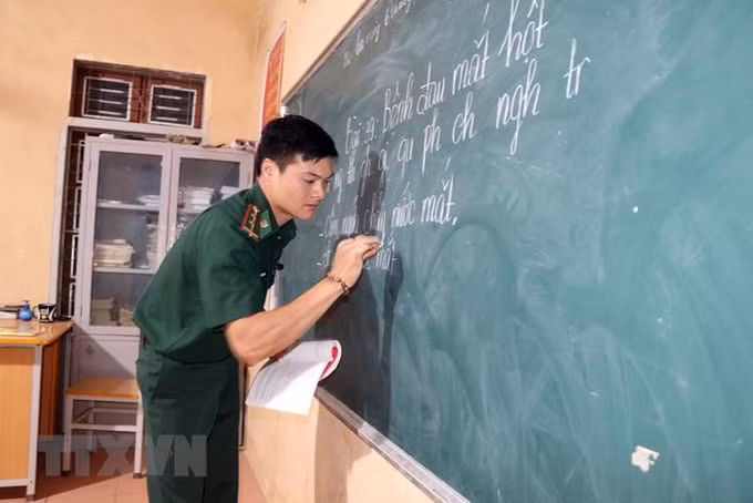 越南山罗省边防部队举办扫盲培训班 畅叙军民鱼水情谊 ảnh 2