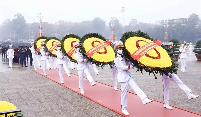 越南共产党建党93周年：越南党和国家领导人拜谒胡志明主席陵 ảnh 1