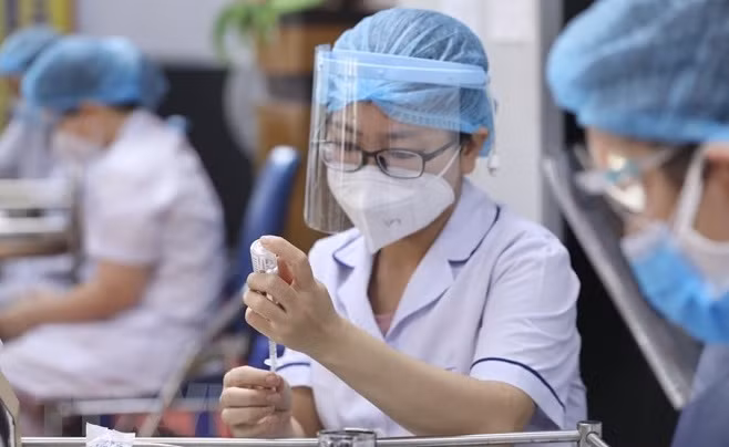 回顾新冠疫苗接种1年：“盾牌”战役取得成功 ảnh 2