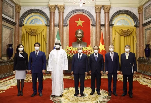越南国家主席会见前来递交国书的各国驻越南新任大使 ảnh 1