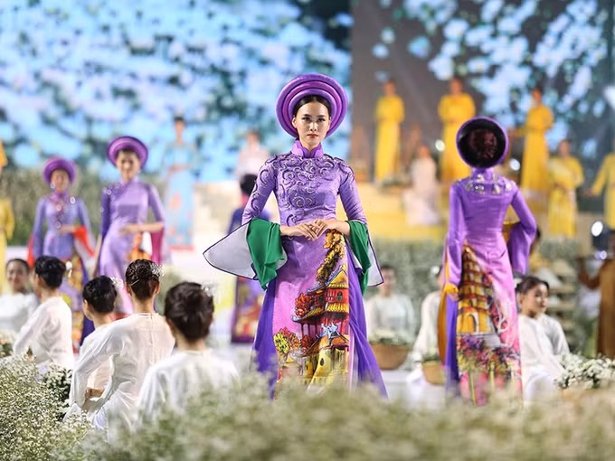 胡志明市举行2022年奥黛节 ảnh 1