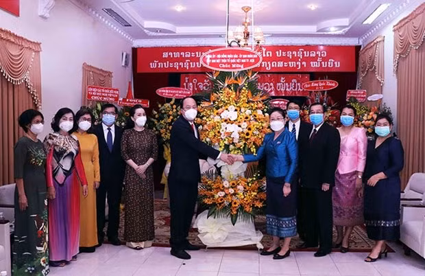 胡志明市领导祝贺老挝国庆节 ảnh 1