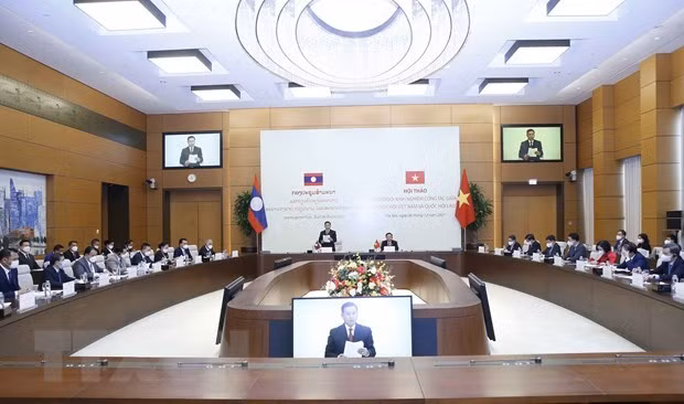 越南国会主席王廷惠与老挝国会主席赛宋蓬·丰威汉主持国会工作经验交流会 ảnh 2