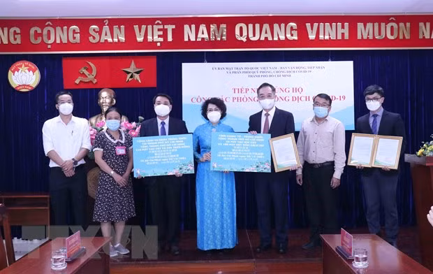 胡志明市接受防疫设备和物资 ảnh 1