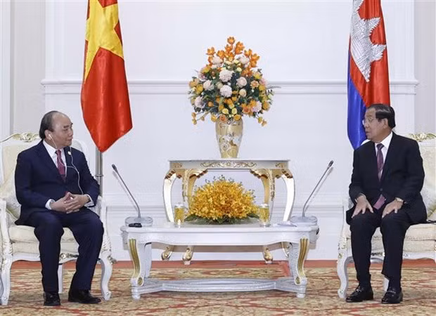越南国家主席阮春福会见柬埔寨首相洪森亲王 ảnh 1