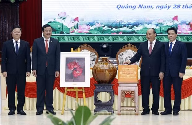 越南国家主席阮春福会见广南省历任领导干部 ảnh 1