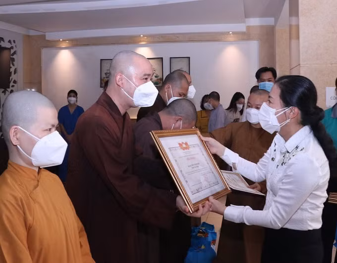 胡志明市表彰支持抗疫一线医务人员任务的宗教志愿者 ảnh 1