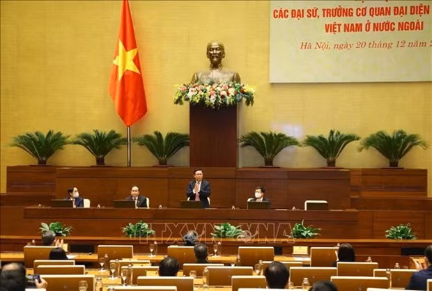 越南国会主席王廷惠会见越南驻外大使和代表机构首席代表 ảnh 1