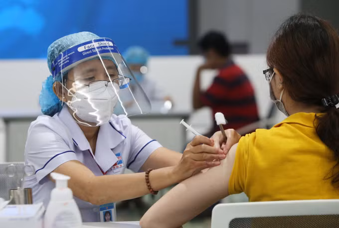 胡志明市力争2022年1月完成第三针接种 ảnh 1