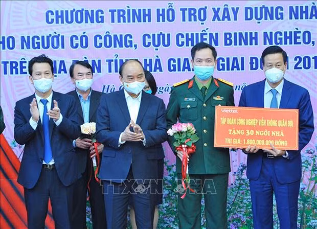 越南国家主席阮春福出席河江省贫困户住房救助工作总结会议 ảnh 1