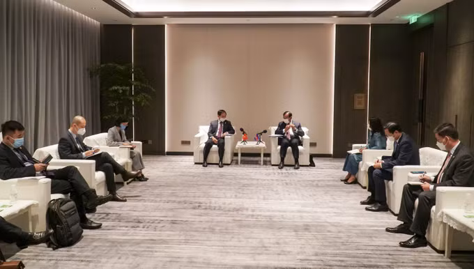 越南外交部长裴青山会见柬埔寨副首相兼外交和国际合作部大臣布拉索昆 ảnh 2