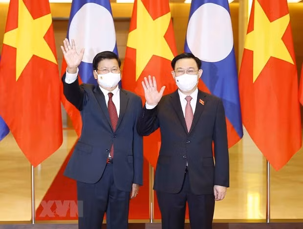 越南国会主席王廷惠会见老挝人民革命党总书记、国家主席通伦 ảnh 1