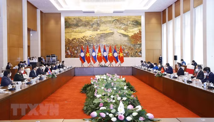 越南国会主席王廷惠会见老挝人民革命党总书记、国家主席通伦 ảnh 2