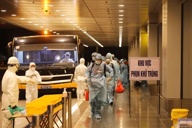 自7月1日起广宁省试行对已接种新冠疫苗的入境人员实施7天隔离措施 ảnh 1