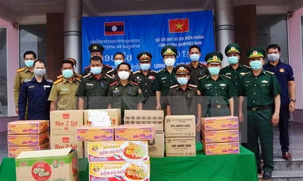 广南省边防部队向老挝色贡省边境保护力量捐赠粮食和医疗物资 ảnh 1