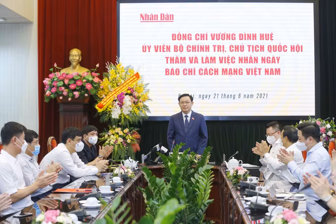 越南国会主席王廷惠走访人民报祝贺革命新闻日 ảnh 2
