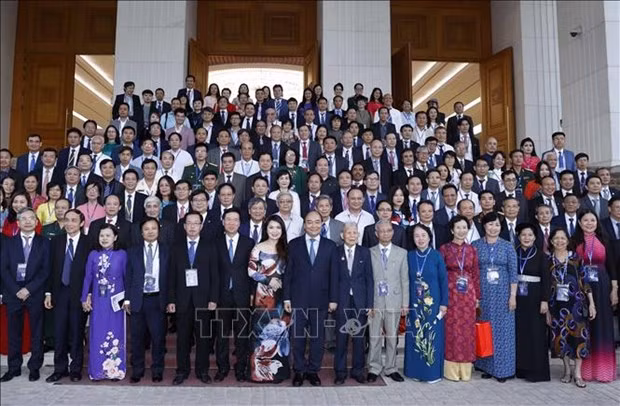 政府总理阮春福：为知识分子、科学家和文艺工作者发挥才华和智慧创造一切便利条件 ảnh 1