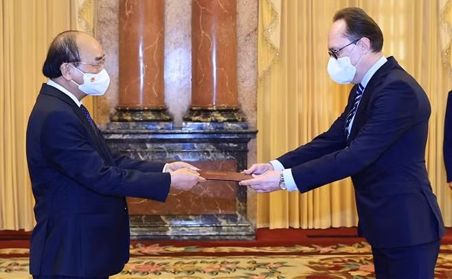  国家主席阮春福接收4国新任驻越大使递交的国书 ảnh 2