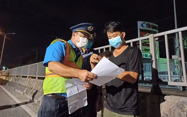 新冠肺炎疫情：今日起开通水上“绿色通道” 将生活必需品运送到胡志明市 ảnh 1