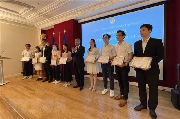 向在法优秀越南大学生颁发奖项 ảnh 1