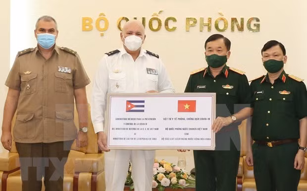 越南国防部向古巴捐赠防疫物资 ảnh 2