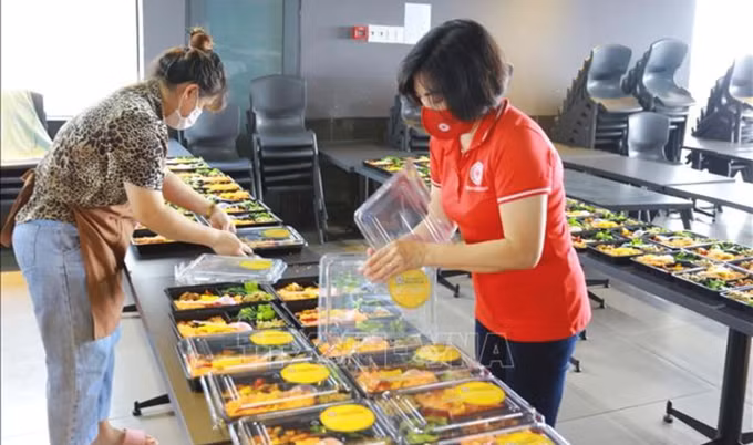 越南祖国阵线中央委员会向南部各省市提供170万份餐食 ảnh 2