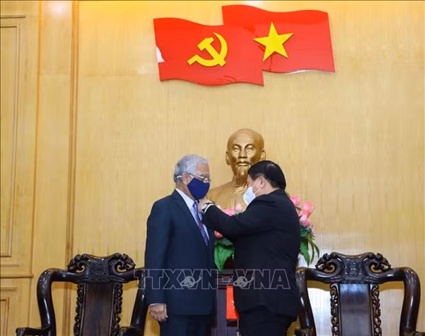 联合国驻越协调员获得致力于教育事业纪念章 ảnh 1
