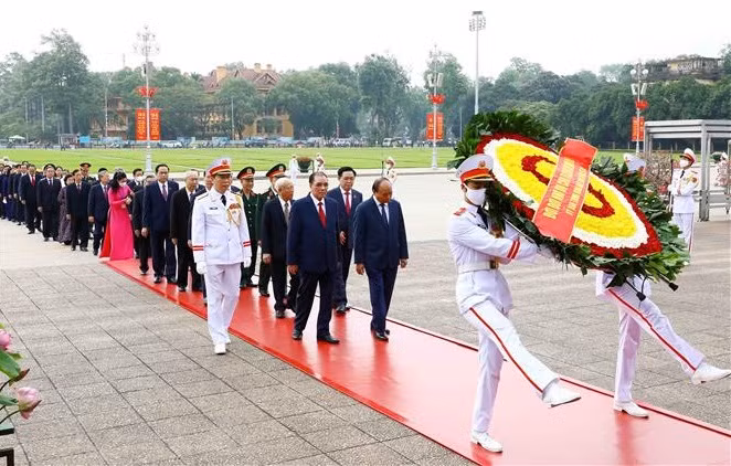 胡志明主席诞辰132周年：越南党和国家领导人入陵瞻仰胡志明主席遗容 ảnh 1