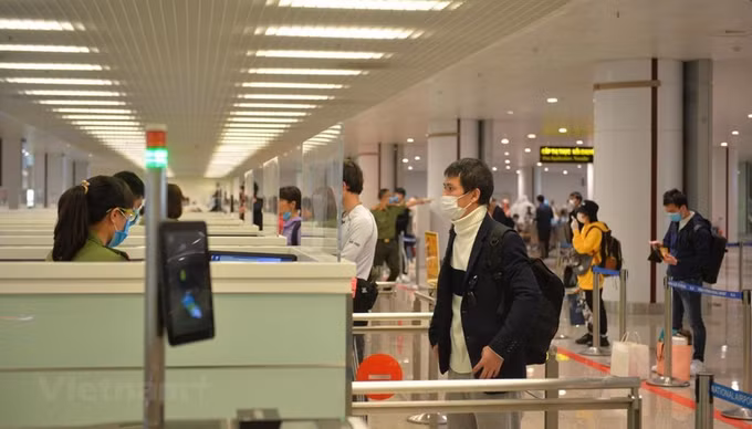 恢复定期国际航班前三天 入境越南旅客超过1700人次 ảnh 1