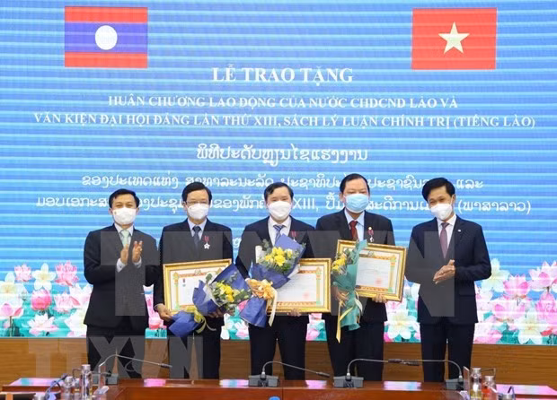 老挝向越南干部和专家授予劳动勋章 ảnh 1