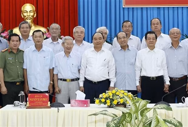 阮春福向安江省原领导拜年 出席大米加工厂落成典礼 ảnh 1