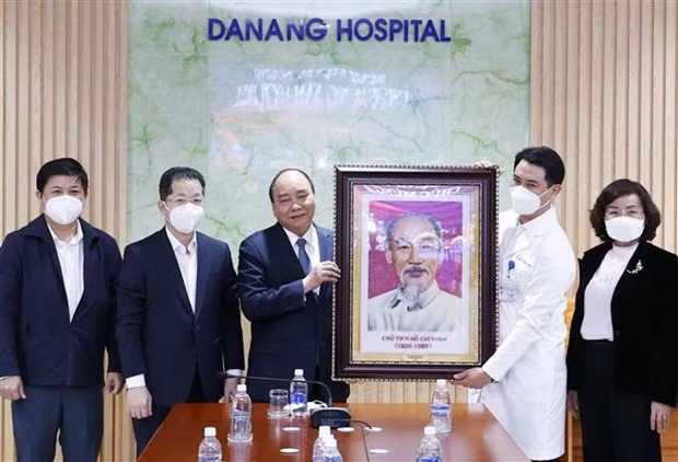 越南国家主席阮春福走访慰问岘港市医务工作者 ảnh 1