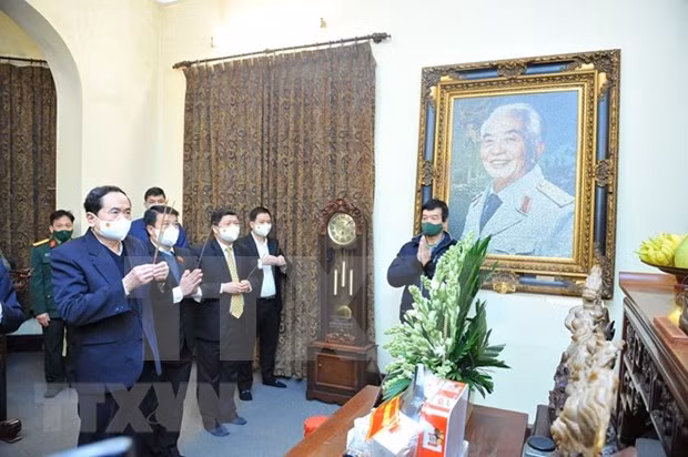 国会常务副主席陈青敏上香缅怀原党和国家领导人 ảnh 1