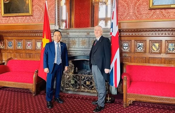 英国下议院议长会见越南驻英大使阮黄龙 ảnh 1