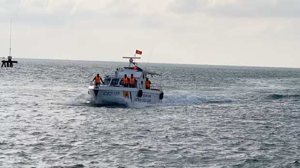 广治省成功营救在海上遇险的3名渔民 ảnh 1
