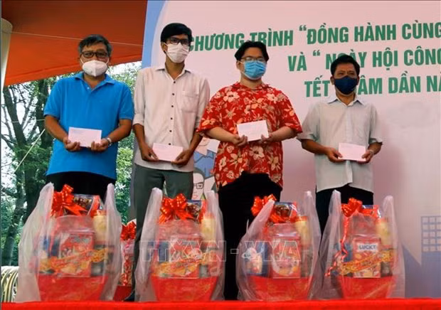 关照确保工人及劳动者过上温暖春节 ảnh 1