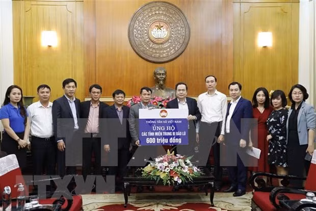 越南祖国阵线中央委员会共接收社会各界向中部灾区捐款2650亿越盾 ảnh 1