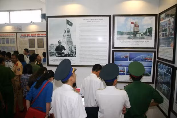“黄沙和长沙归属越南：历史证据和法律依据”资料与地图展亮相同奈省 ảnh 1