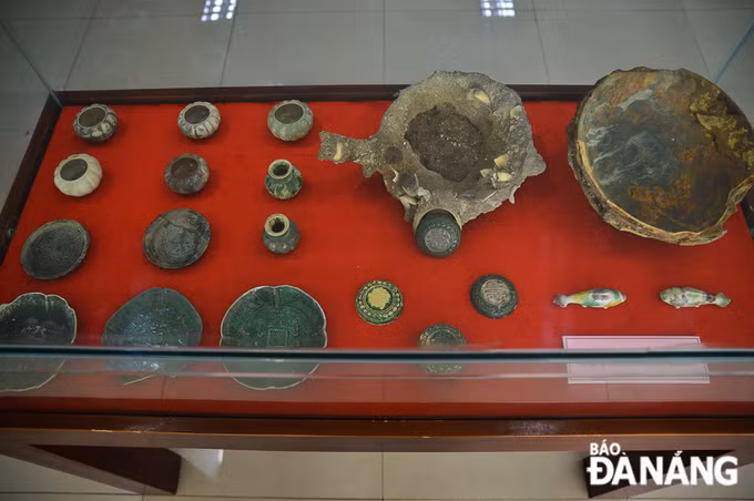 岘港博物馆举行海底沉船中陶瓷器系列展 ảnh 1