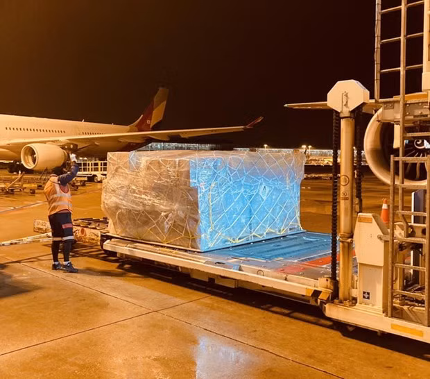 越竹航空免费将赈灾物品运往中部灾区 ảnh 2
