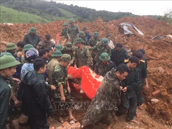 政府总理为337号国防经济团22名烈士追授“祖国记功”证书 ảnh 1