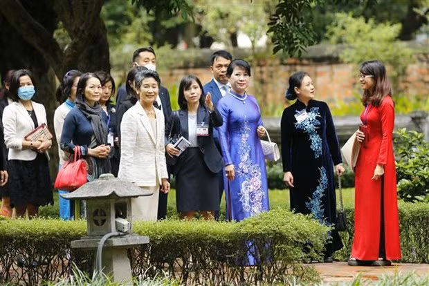 日本首相菅义伟夫人参观文庙国子监和越南妇女博物馆 ảnh 2
