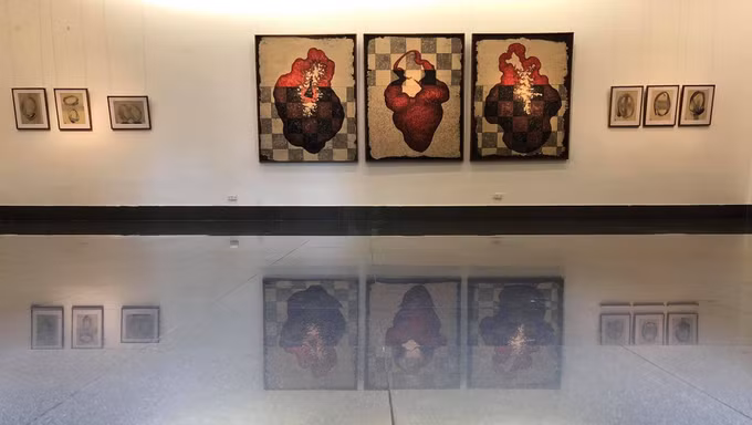 “油漆与纸’绘画展”为美术绘画寻找新的材料 ảnh 1