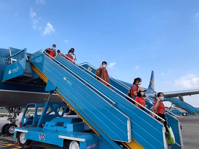 河内医科大学志愿者完成抗疫任务后乘坐越航飞机返回首都 ảnh 2