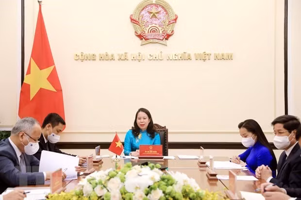 越南国家主席武氏映春与尼日利亚副总统耶米·奥辛巴乔通电话 ảnh 1